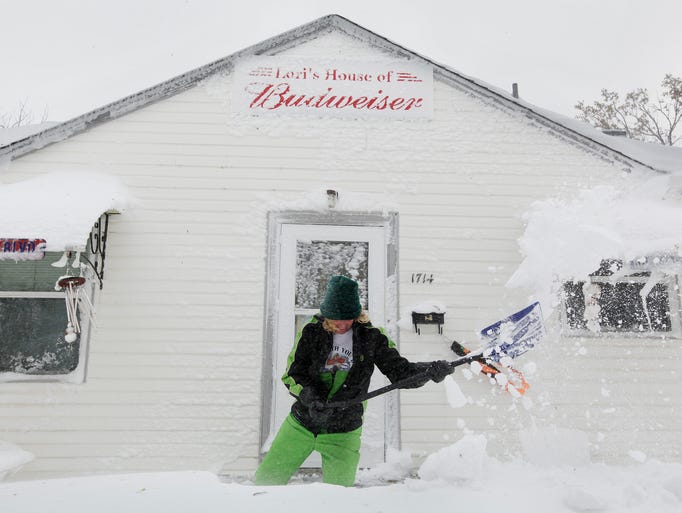 Wacky weather Storm brings snow, twisters to Plains