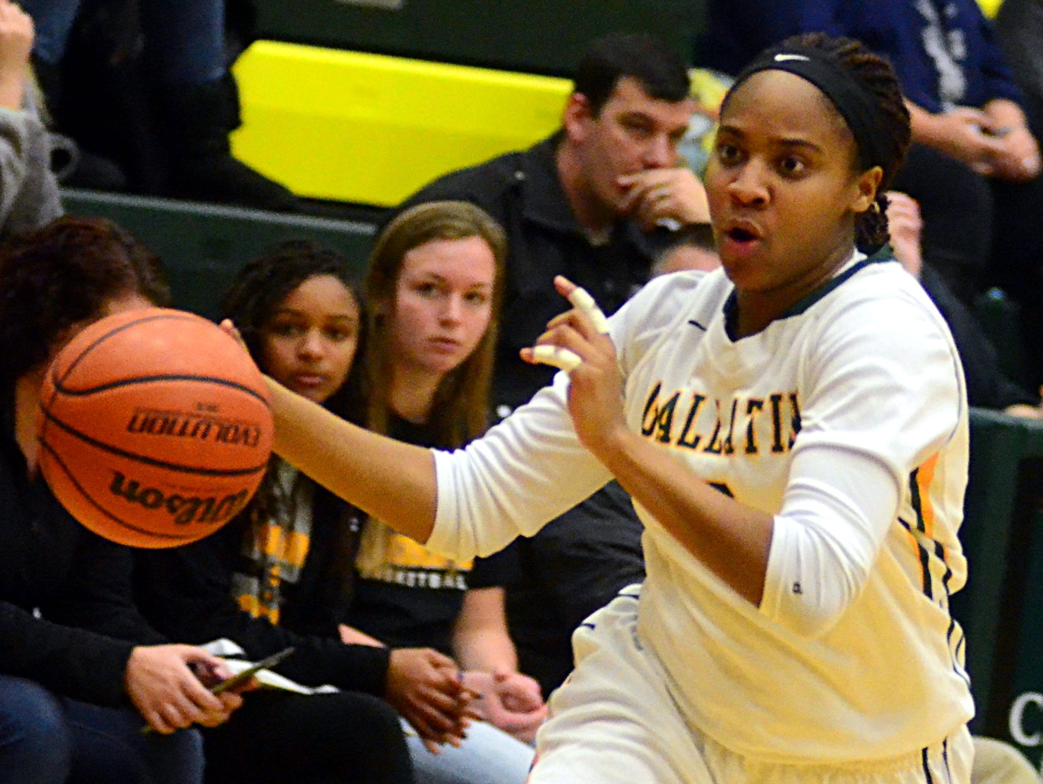 Gallatin High senior point guard Rene Hudson dribbles to the basket during first-quarter action. Hudson scored 27 points in the Lady Wave’s 53-47 loss to Hendersonville on Tuesday evening.