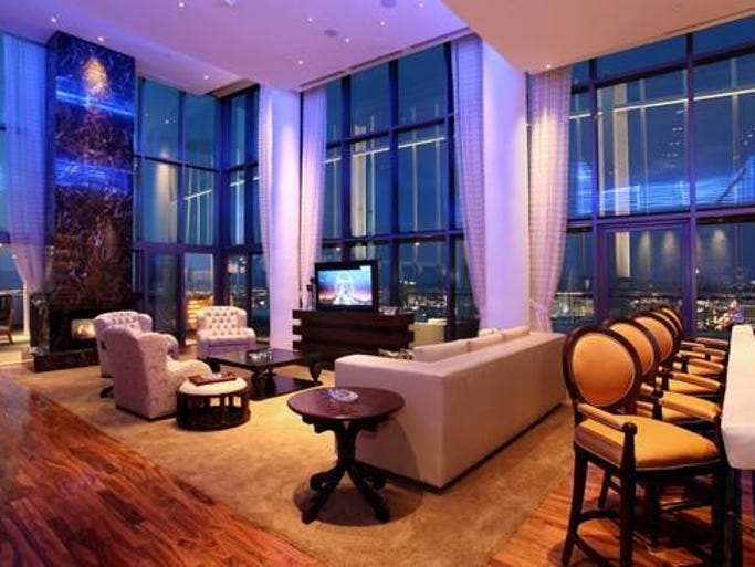 The Palms Penthouse Villa_A grand room features glass
