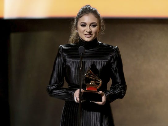 Daya accepts the award for best dance recording for