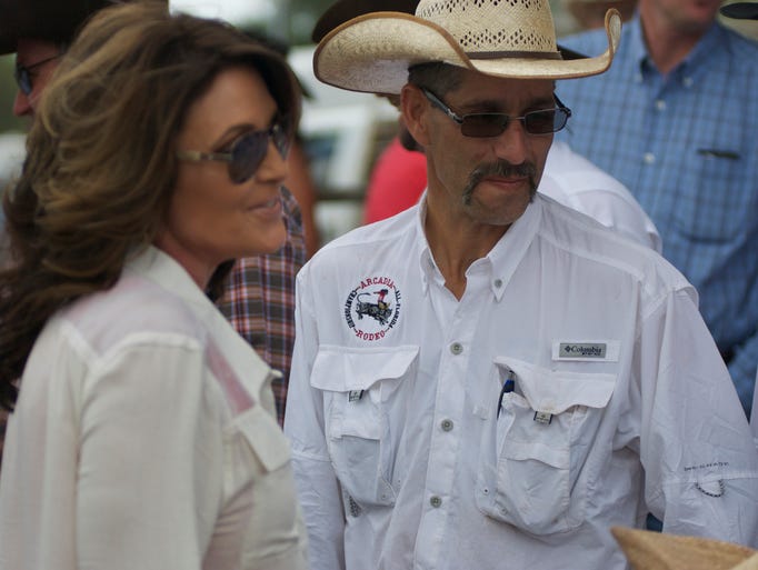 Sarah Palin chats with a performer Sunday at the 88th
