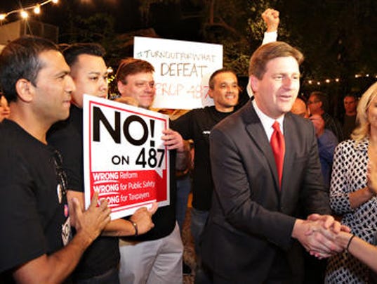 Count to 2000 - Page 20 635509728936682198-Phoenix-Mayor-Greg-Stanton-and-anti-487-campaigners