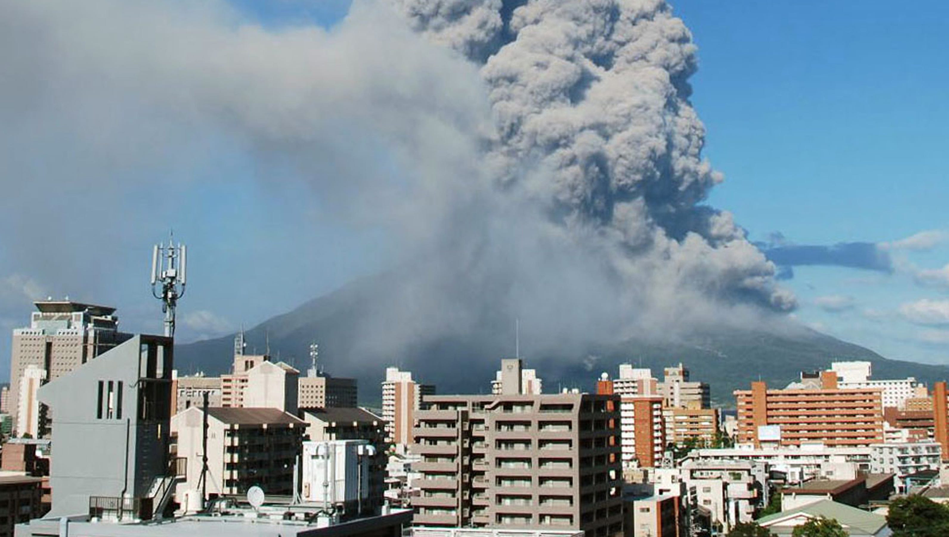 Volcanic eruption coats Japanese city with ash