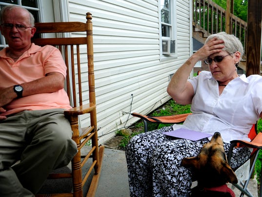 ACA-COUPLE IN THE CRACKS-01