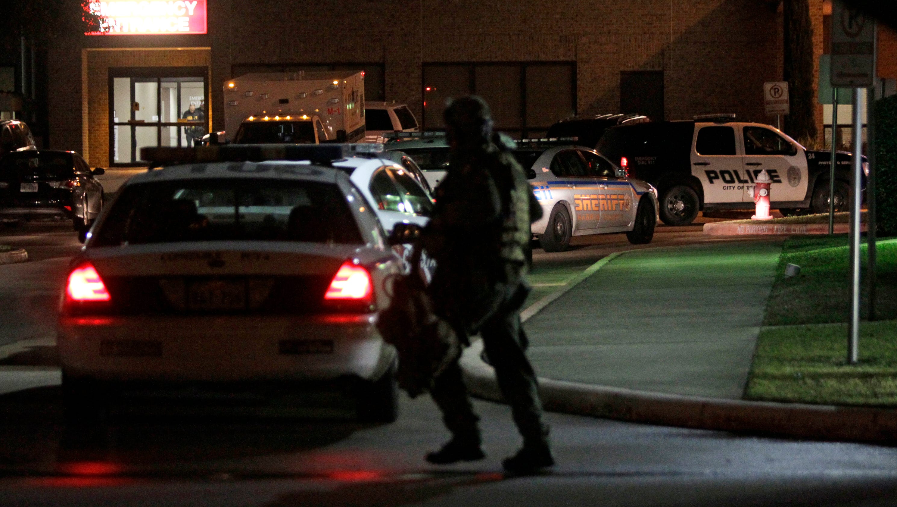 Man in standoff at Texas hospital surrenders