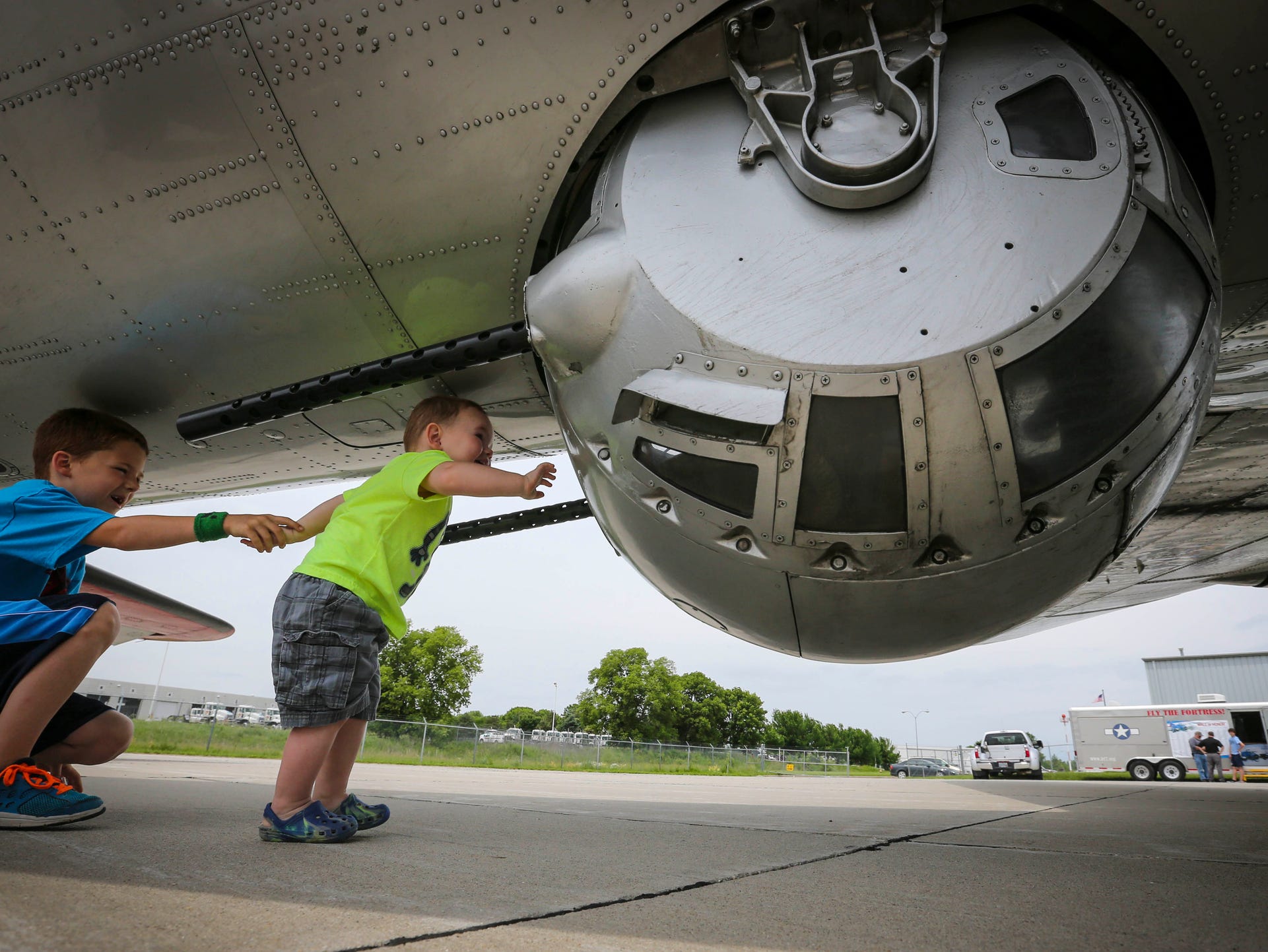 http://www.desmoinesregister.com/picture-gallery/news/2014/06/09/13-photos-b-17-aluminum-overcast-flies-over-des-moines/10256589/