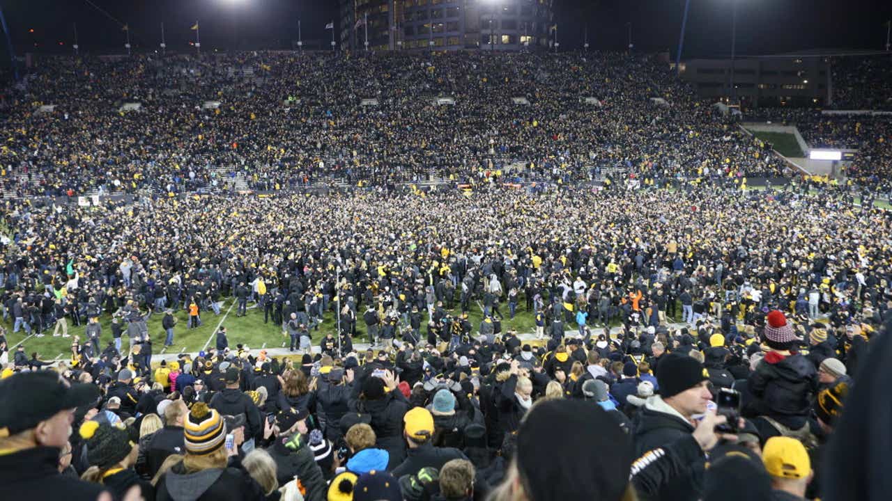 Iowa Shocks No 3 Michigan 14 13 Off Game Winning Field Goal