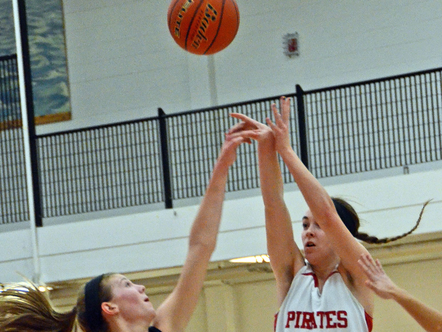 Shannon Dingman (21) goes up for two of her 13 points over Hartland’s Lexey Tobel.