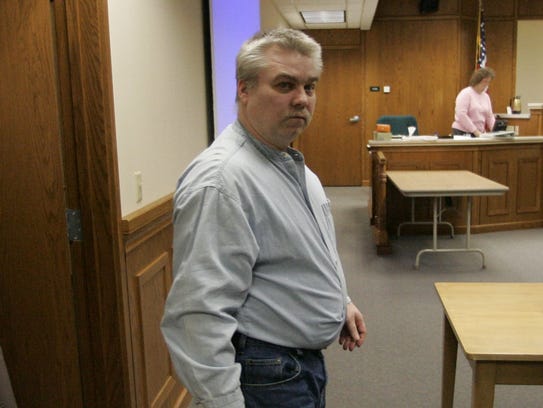 Steven Avery walks into the courtroom at the Calumet