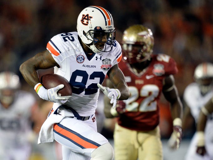 Auburn Tigers wide receiver Melvin Ray (82) scores a touchdown on a 50-yard pass play to give his team a 14-3 lead.