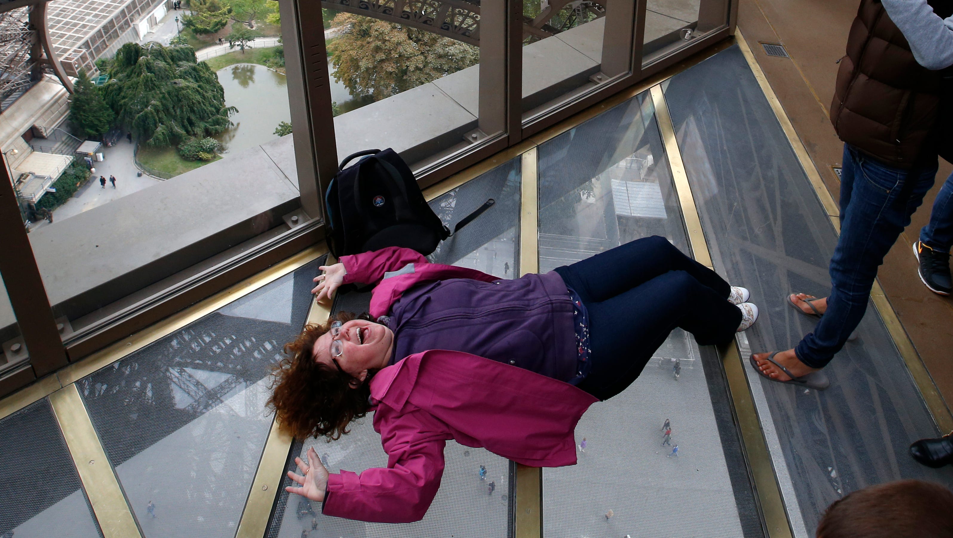 Eiffel Tower debuts new glass floor3200 x 1800