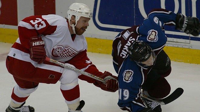 After working his way through bankruptcy and substance abuse, Darren  McCarty's first goal back with the Wings, 4/12/08 : r/hockey