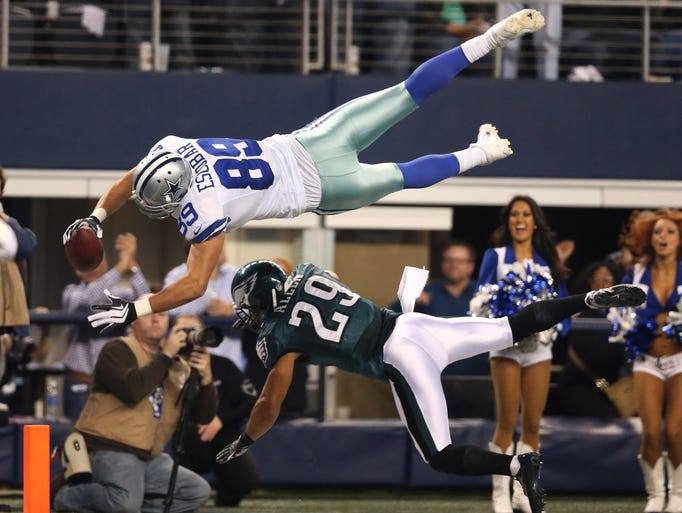 Dallas Cowboys tight end Gavin Escobar (89) dives for the end zone in the second quarter against Philadelphia Eagles safety Nate Allen (29) at AT&T Stadium.