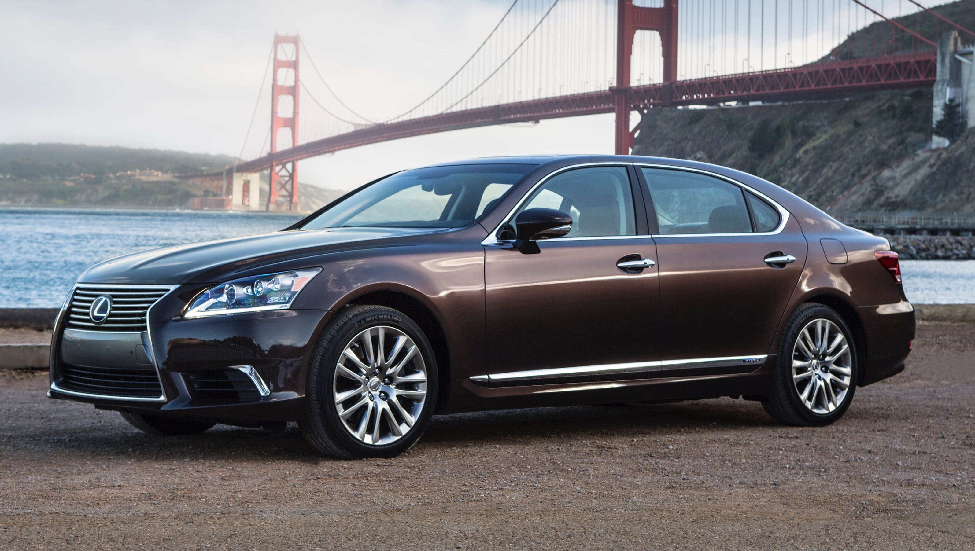 Buyers Turn Up Noses At Big Hybrid Cars Suvs