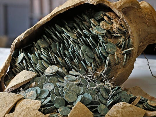 1,300#'s of Roman Coins Discovered In Spain  635975239754111227-EPA-epaselect-SPAIN-ARCHEOLOGY