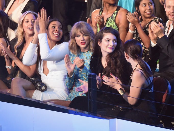 Jordin Sparks (2nd L), Taylor Swift (C), and Lorde (2nd R) attend the 2014 MTV Video Music Awards at The Forum on August 24, 2014 in Inglewood, California.