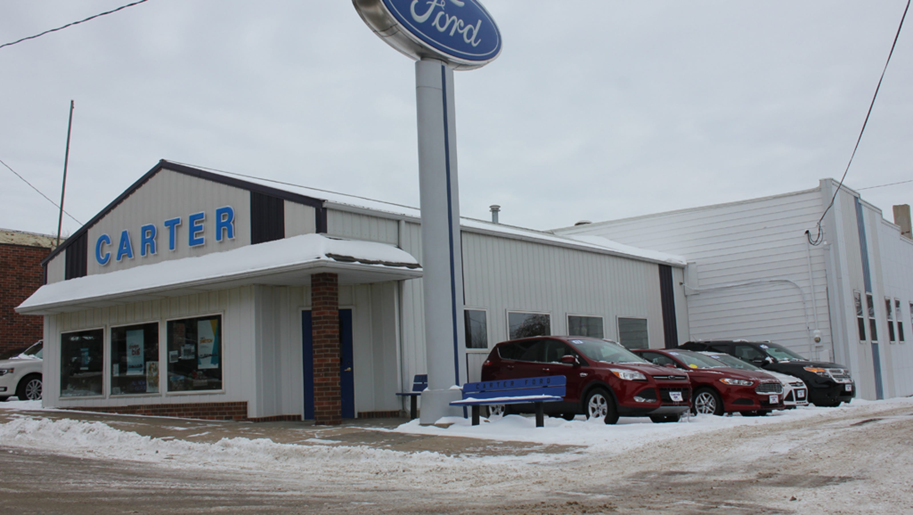 Couple celebrates 40 years of Oxford Ford dealership