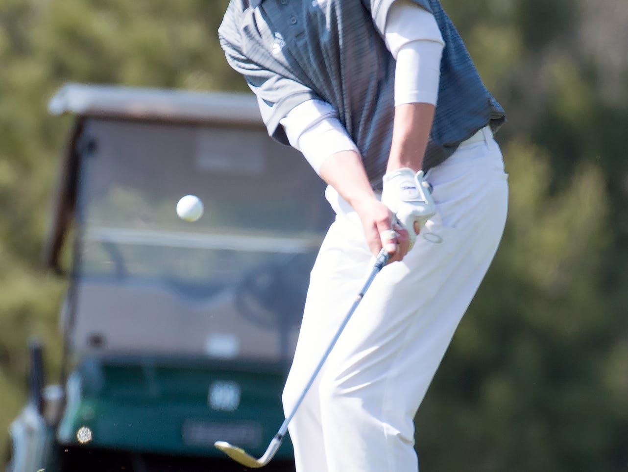 Gull Lake's Brad Wheeler chips onto the green on the 10th hole Thursday afternoon during the Lakeview Jamboree.
