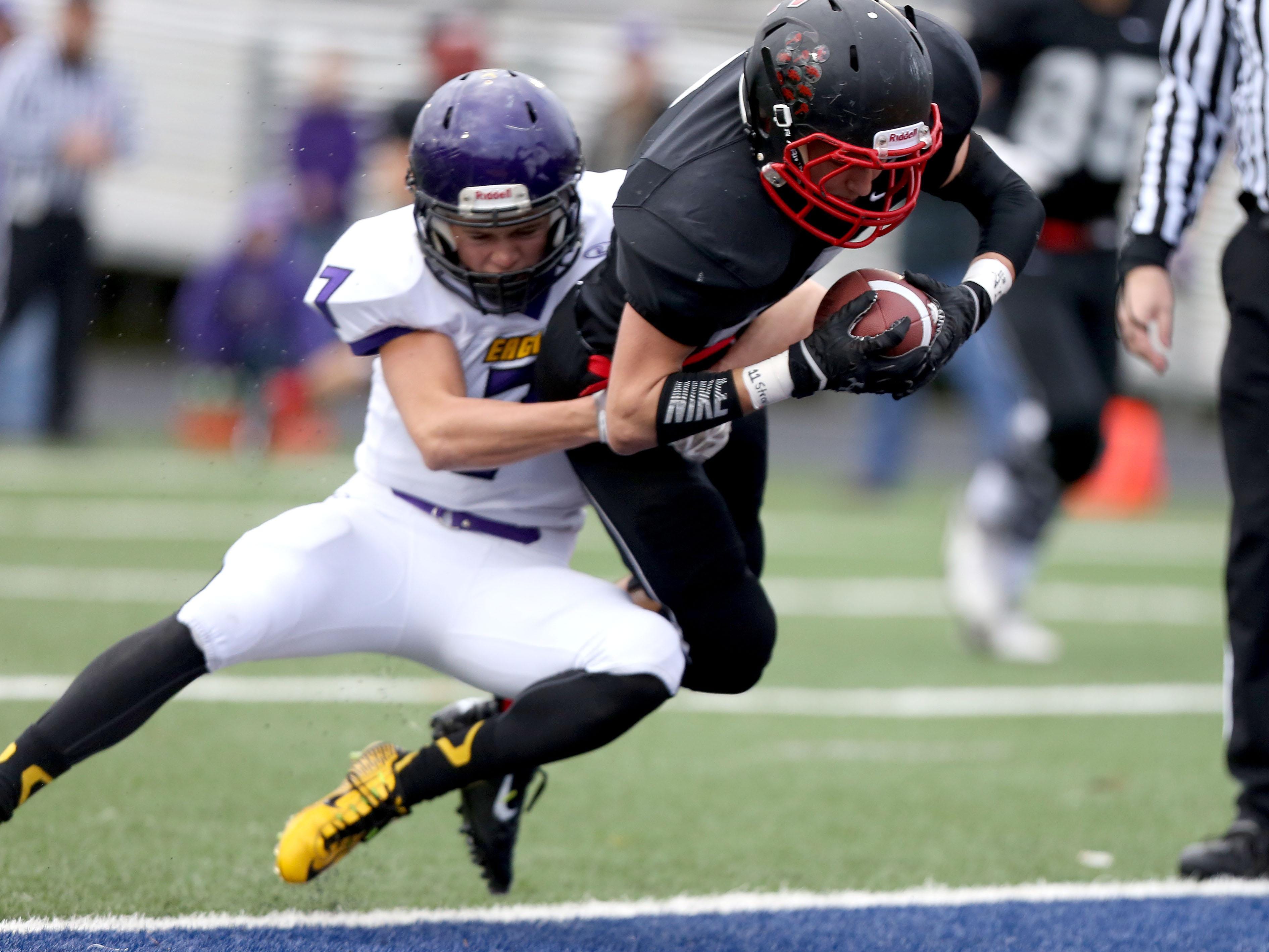 Santiam Christian's Riley Roberts scores a touchdown in the 2014 state semifinals.