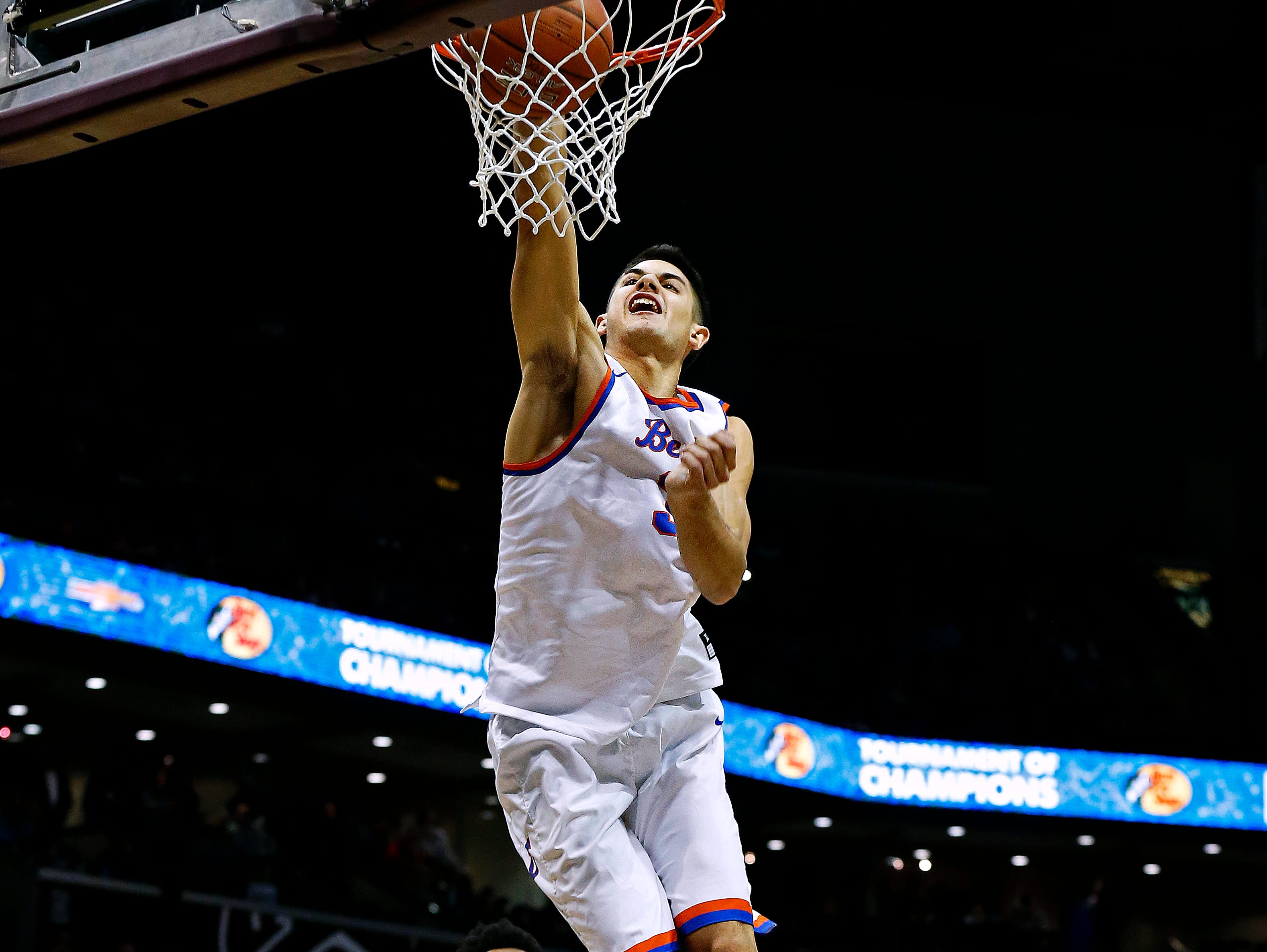 Rainier Beach High School (Seattle, Wa.) guard Sam Cunliffe (3) dunks during the dunk contest portion of the 2016 Tournament of Champions at JQH Arena in Springfield, Mo. on Jan. 15, 2015. Bishop Gorman High School (Las Vegas, Nev.) guard Christian Popoola Jr. won first place in the contest.