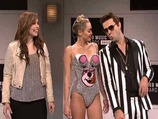 Miley Cyrus steers clear of controversy on 'SNL'