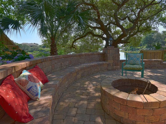Landscaping by Creative Dreamscapes utilizes a home's retaining wall 