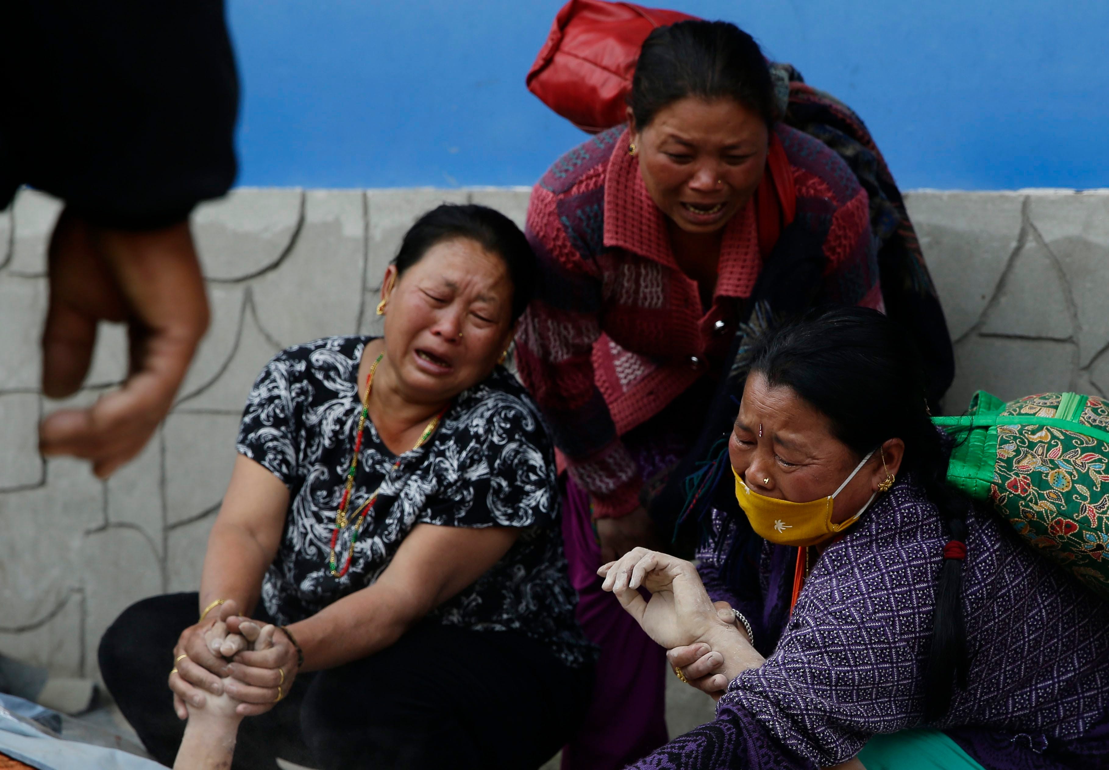 Death toll in Nepal surges amid hunt for survivors