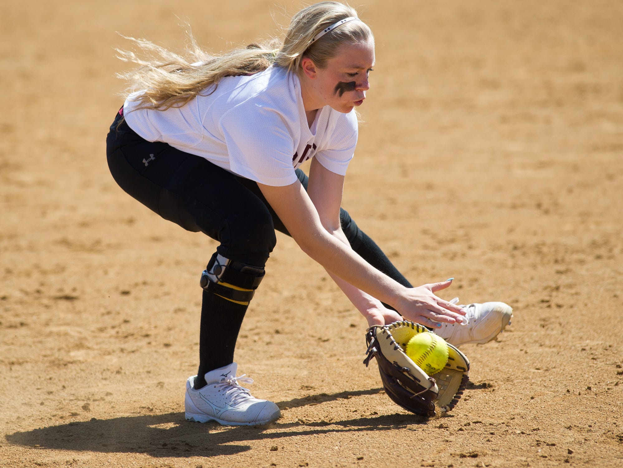 Caravel's Elizabeth Smith (19) catches a ground ball in the 3rd inning in their win over Lake Forest.
