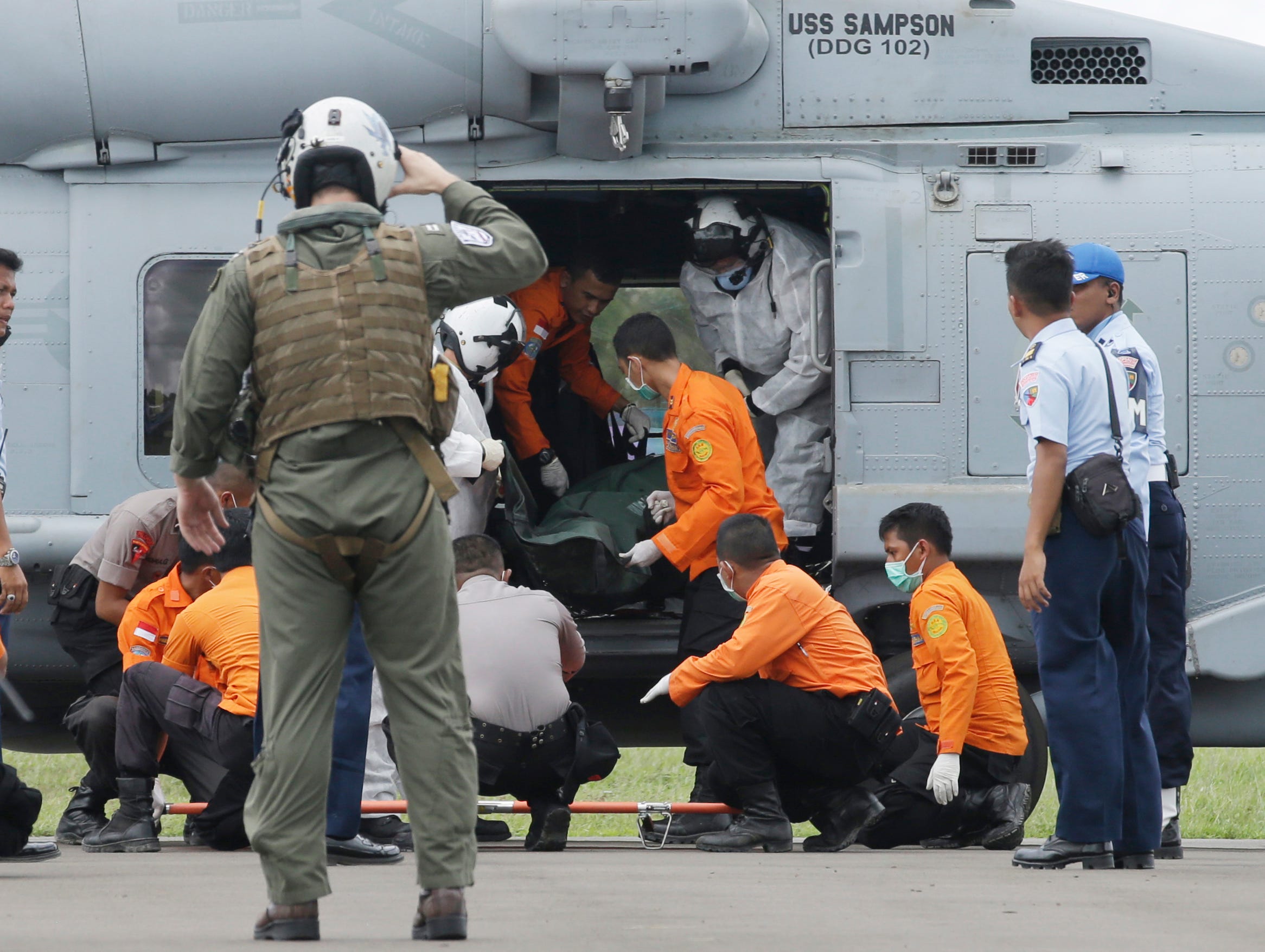 Rescue crews continue search for victims of AirAsia Flight 8501