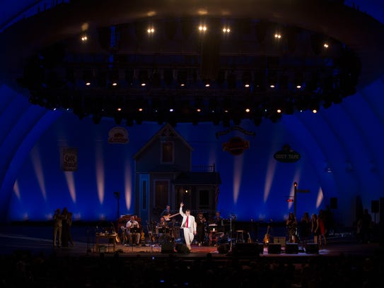 Garrison Keillor waves farewell from the Hollywood