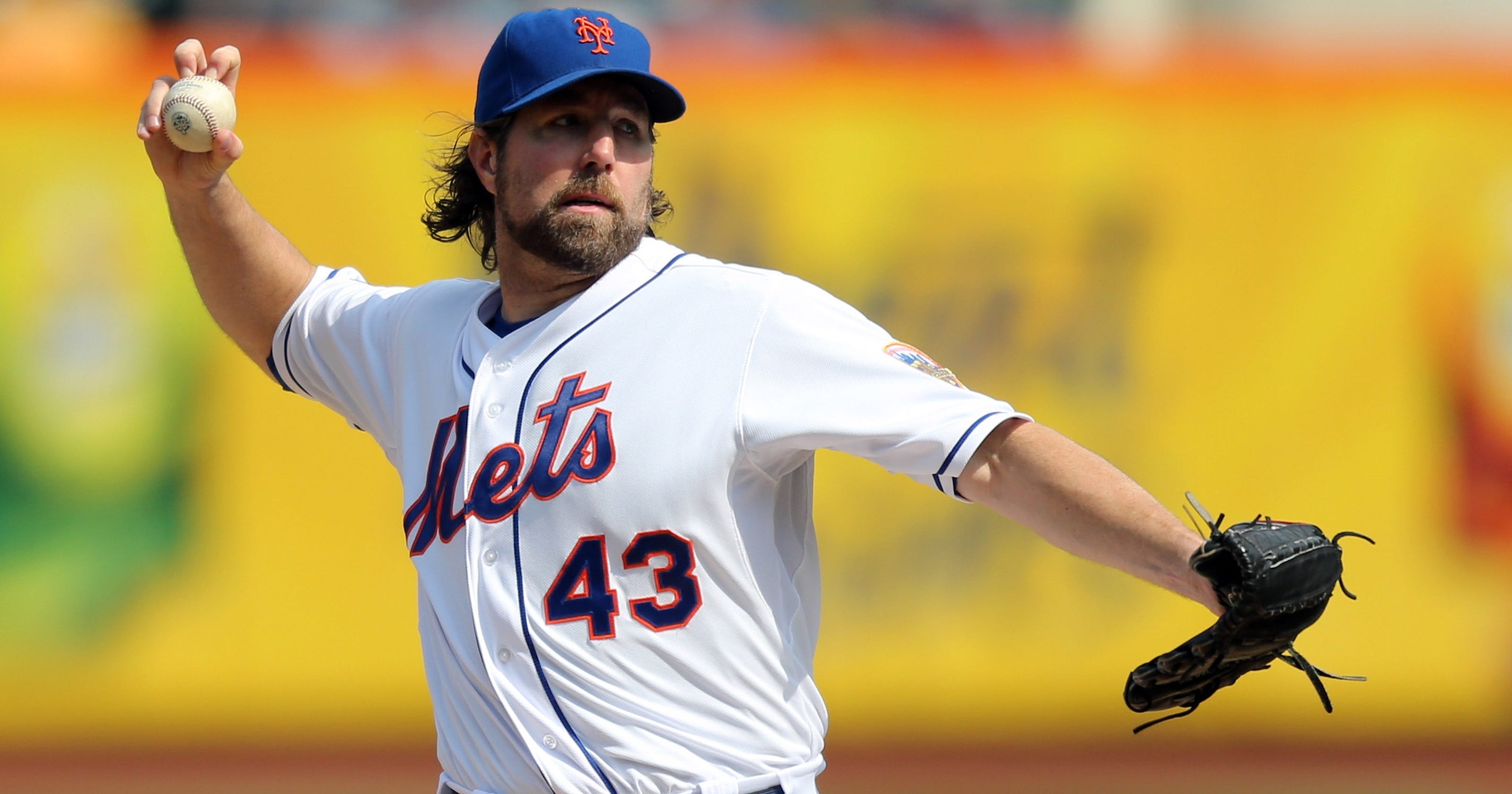 Knuckleball pitcher R.A. Dickey wins prestigious award