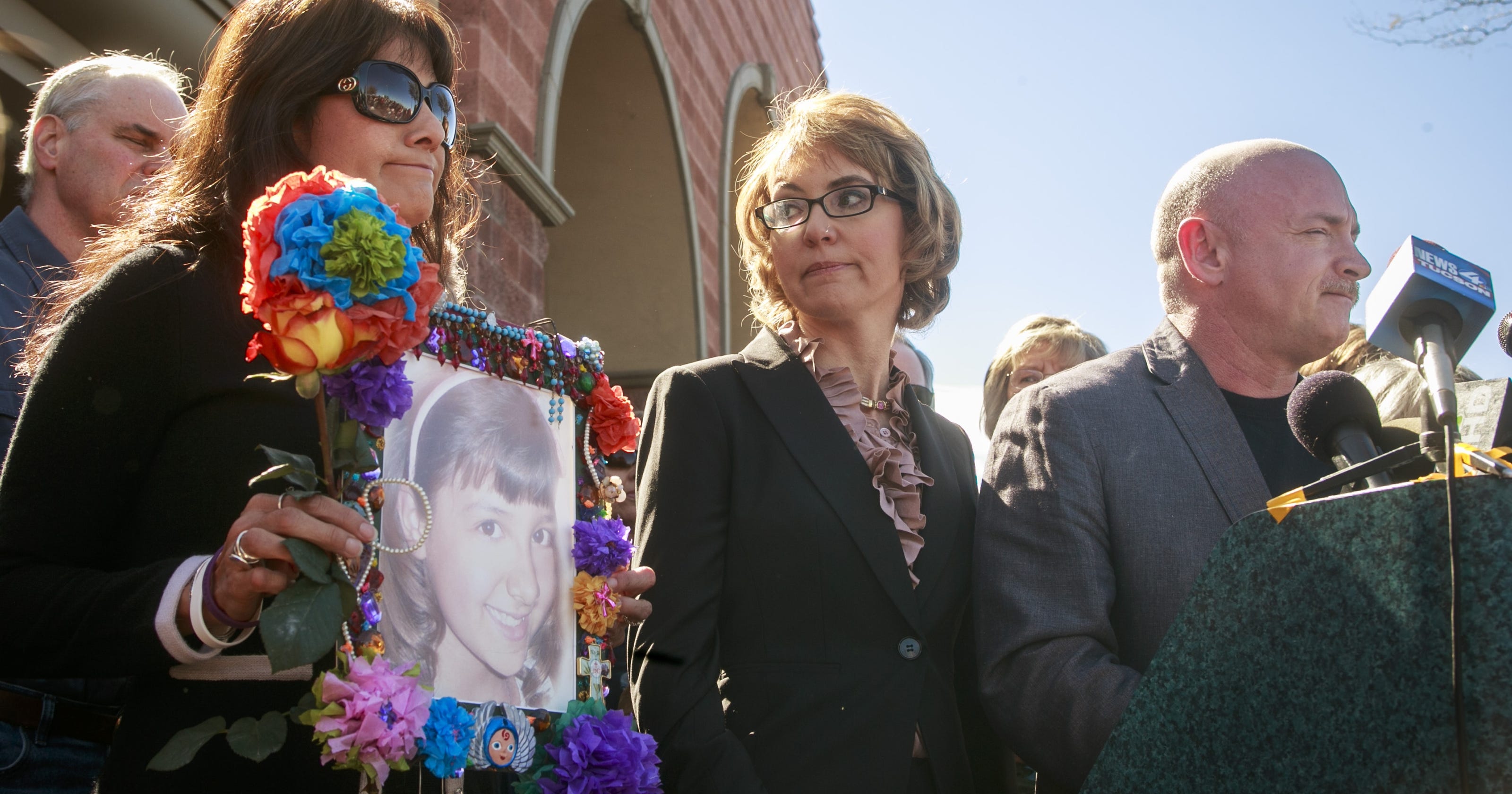 Gabby Giffords returns to Tucson shooting site