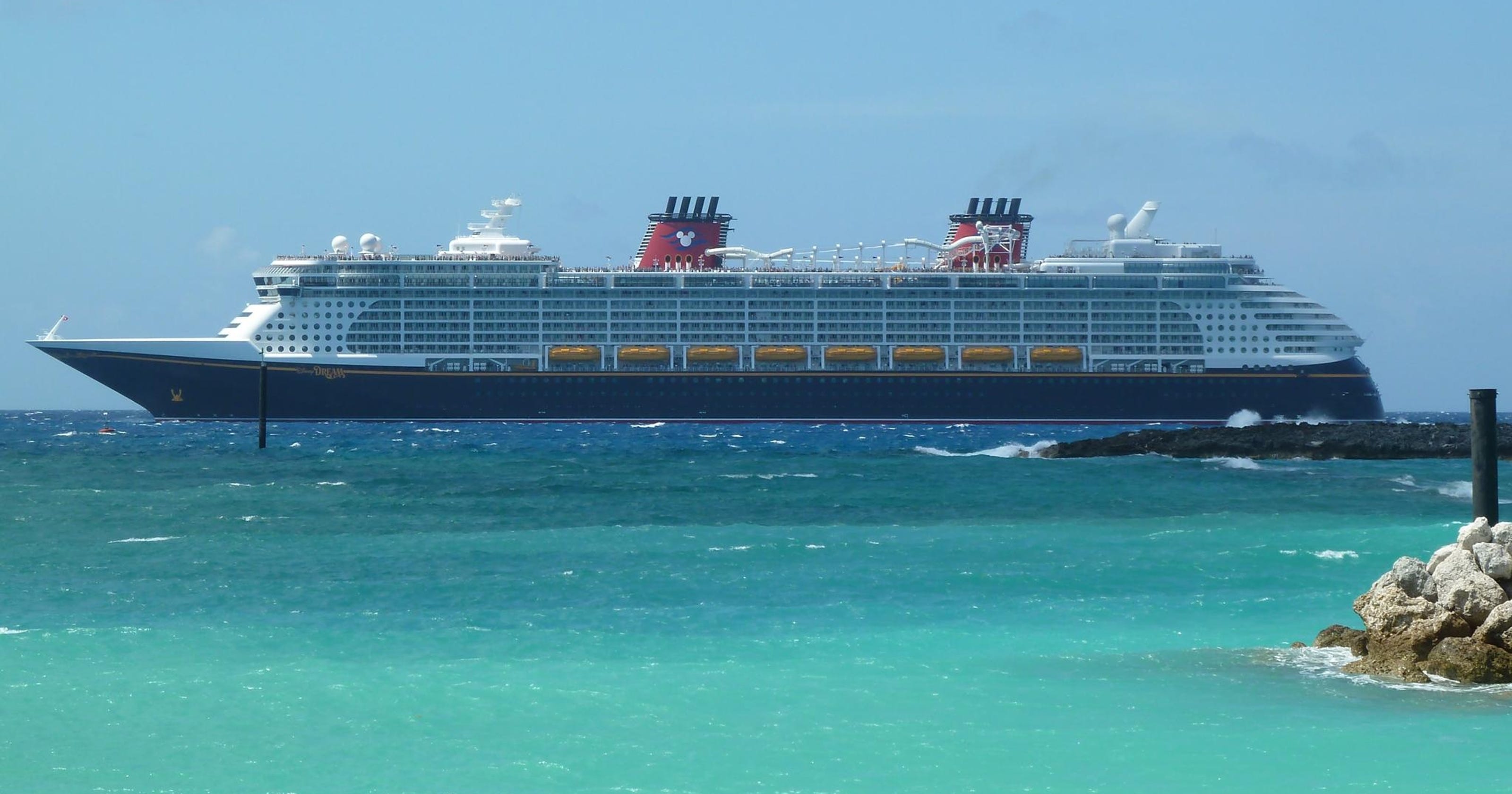 Cruise ship tours Disney Dream, Fantasy compared