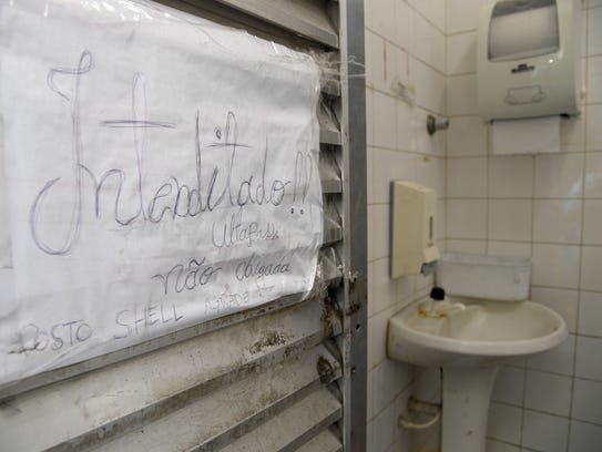 A sign in Portuguese announcing the restroom is out