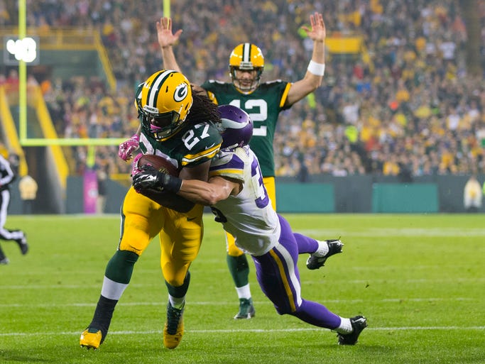 Aaron Rodgers has the signal in the background as Packers running back Eddie Lacy (27) rumbles into the end zone for a TD during the third quarter.