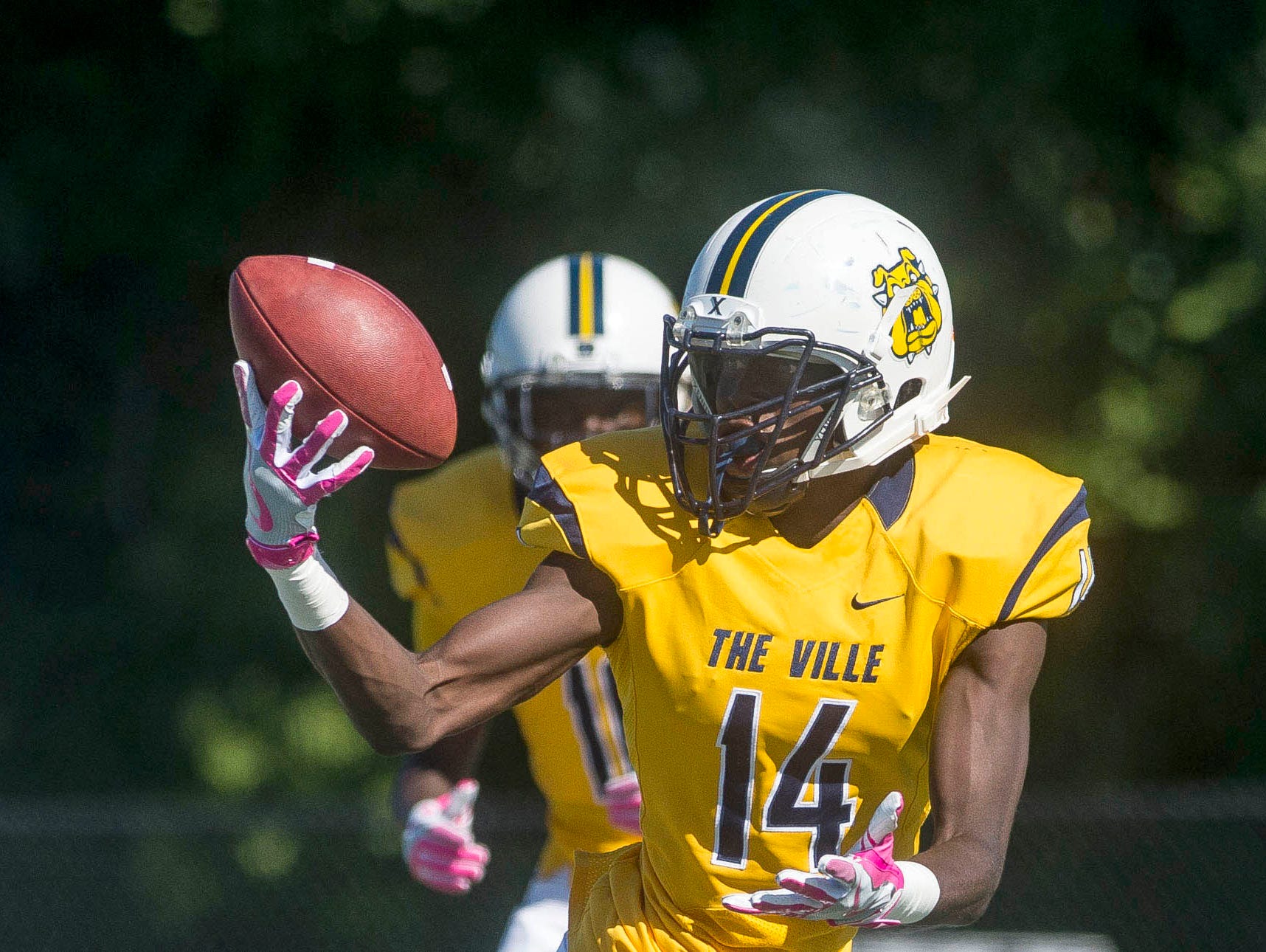 English Village Preparatory Academy's Cortez Berry (14) catches a ball during the game against Detroit Martin Luther King Jr. High School on Oct. 8, 2016.