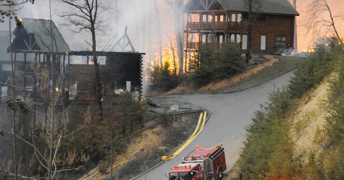 Wildfire burns cabins near Great Smoky Mountains park