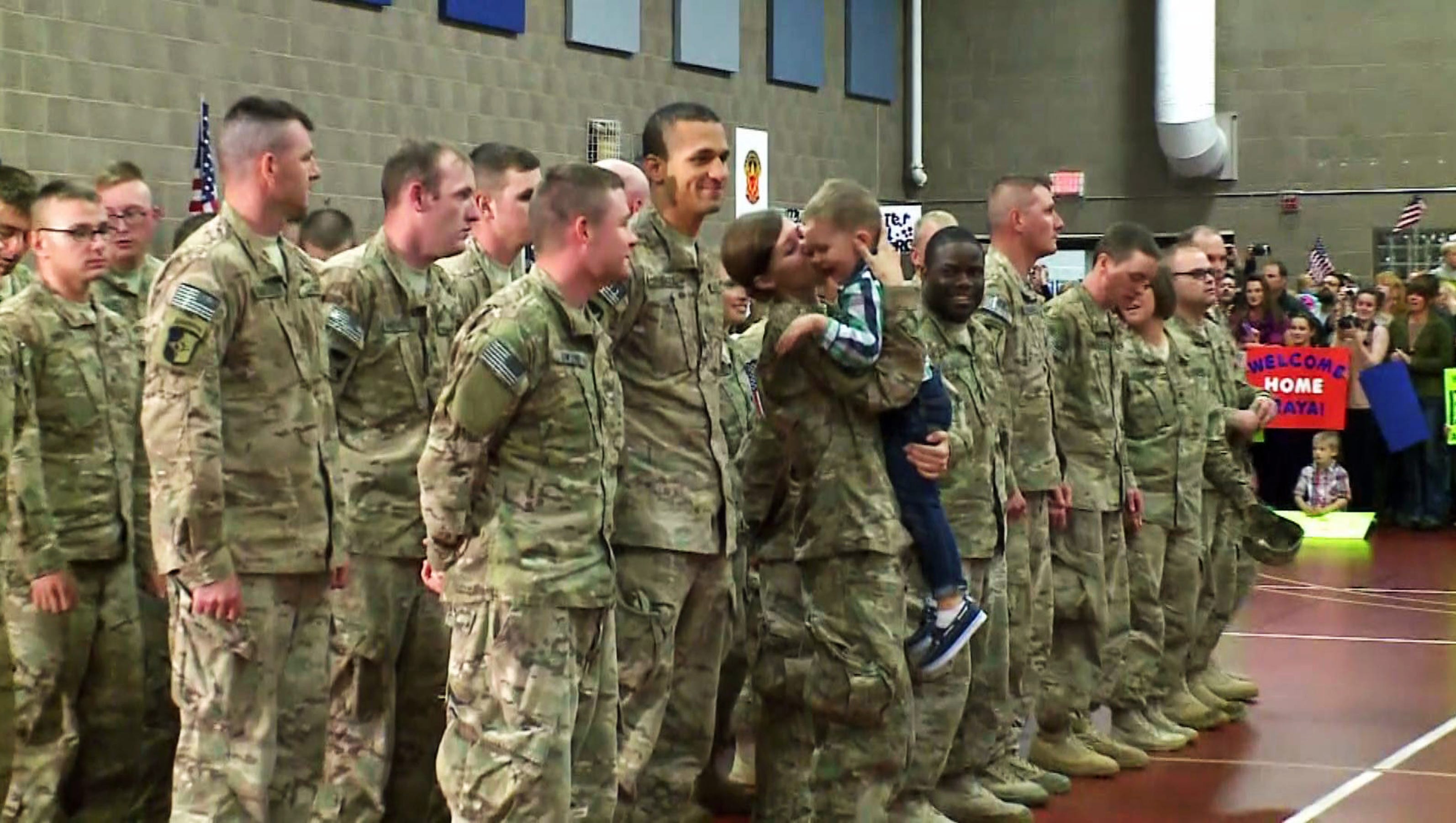 D'inoubliables photos de soldats qui retrouvent leur famille, après une longue absence 1410965143000-sodier-kid