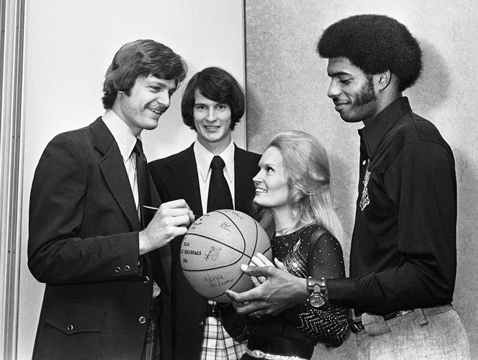 Country music singer Lynn Anderson is surrounded by Vanderbilt basketball seniors Lee Fowler, left, Terry Compton and Bill Ligon at the Commodores banquet April 11, 1974.