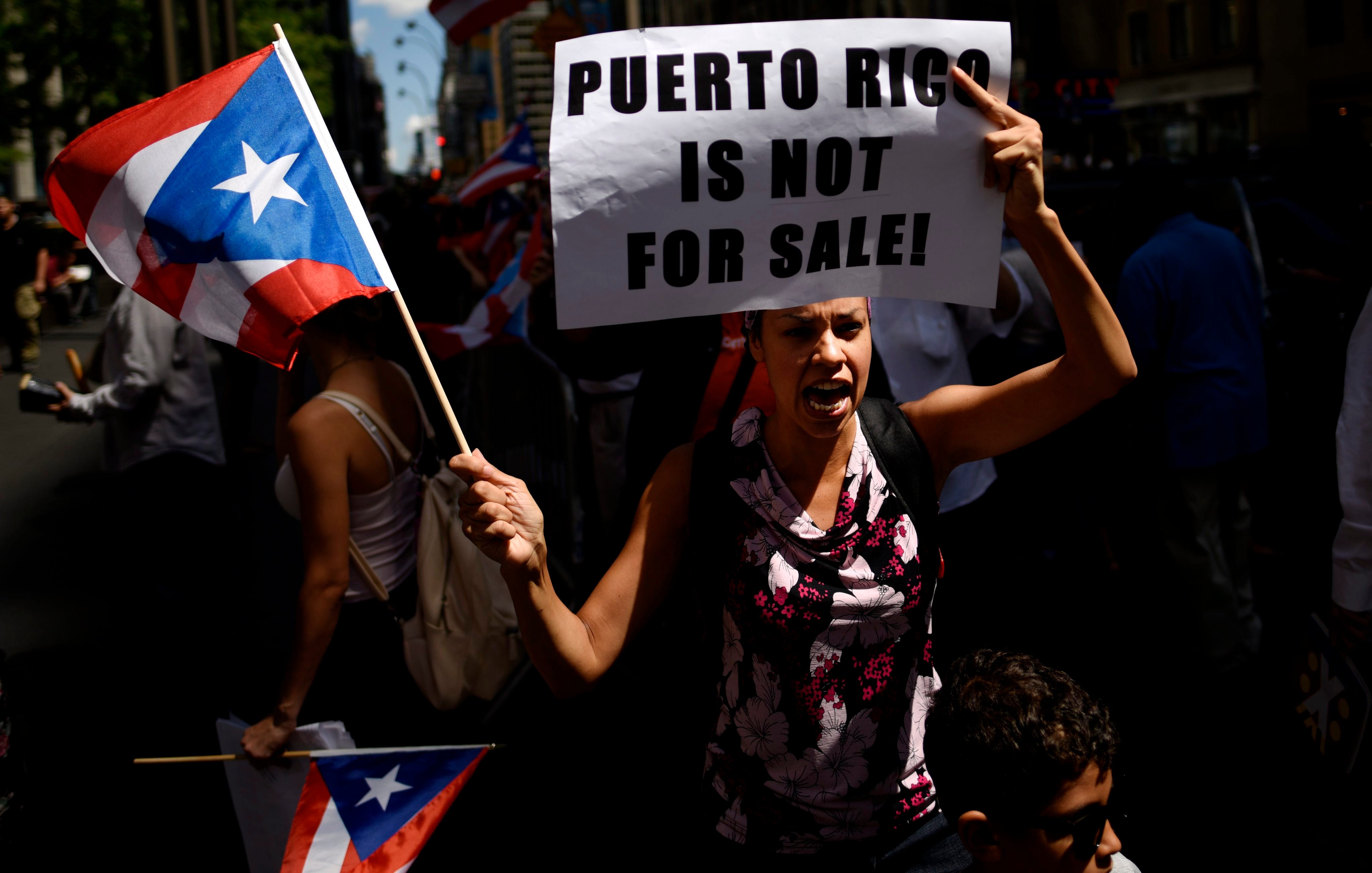 Puerto Ricans flee island's economic mess for U.S.3200 x 1680