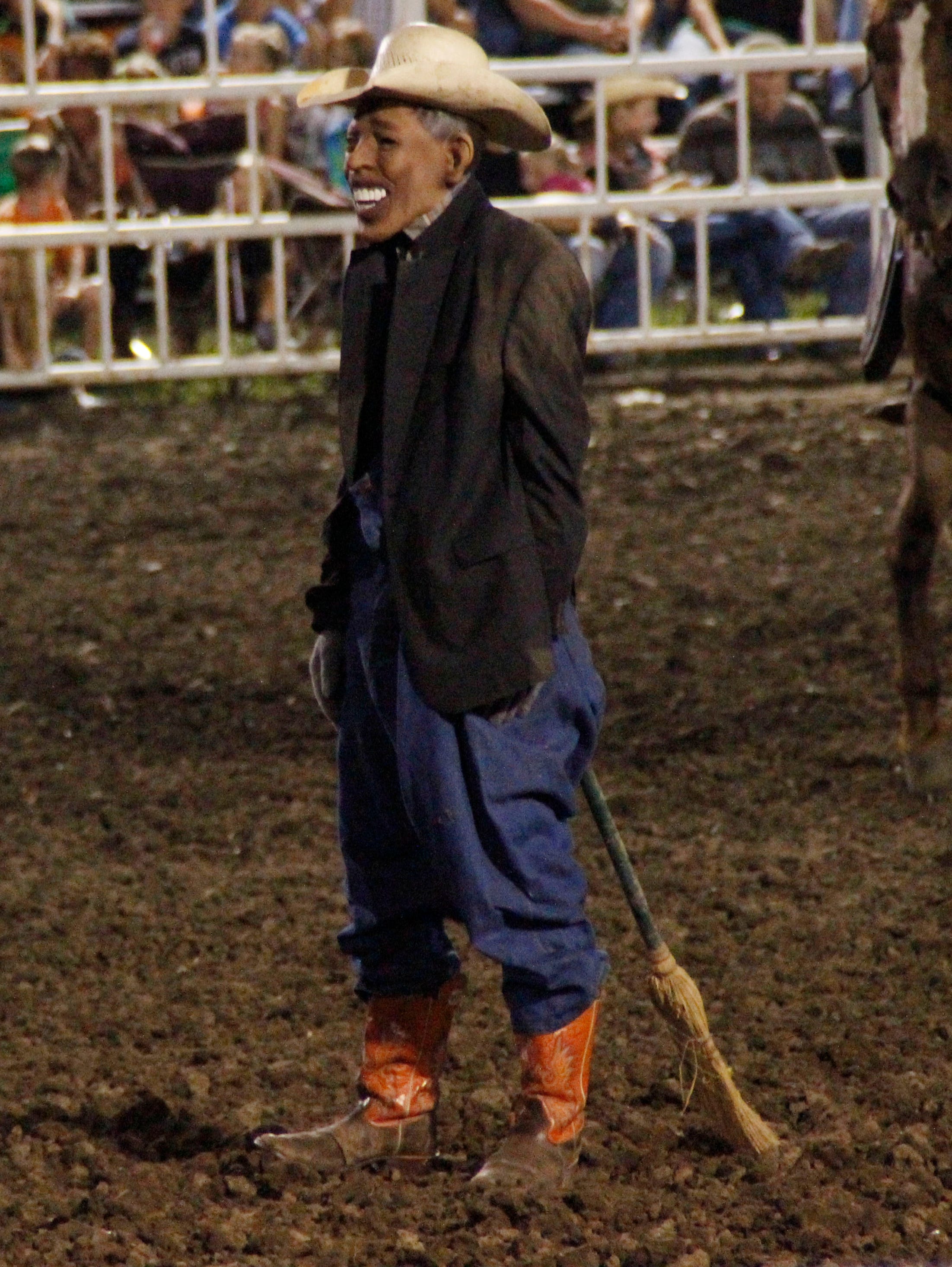 Rodeo clown draws criticism for Obama mask