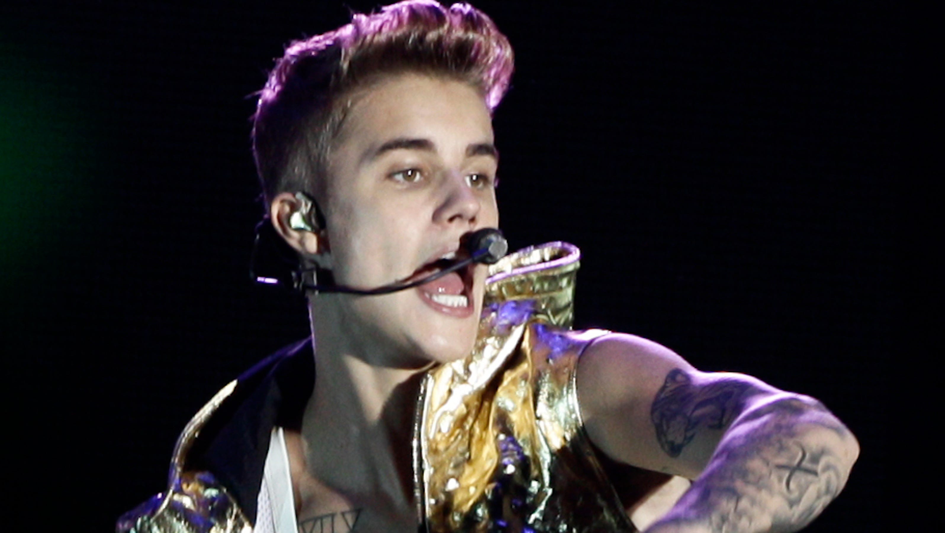 Justin Bieber storms off stage3200 x 1800
