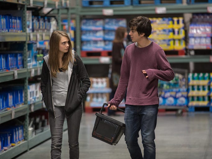 Margo (Cara Delevingne) and Quentin (Nat Wolff) shops