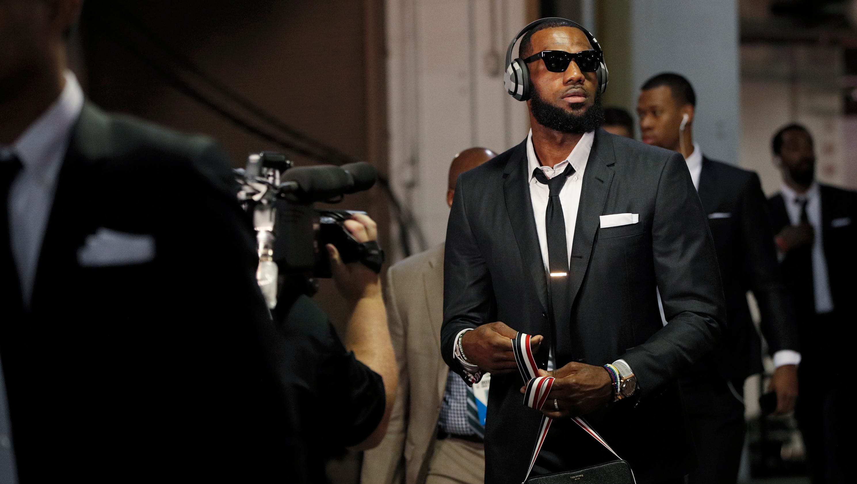 LeBron James, Cleveland Cavaliers arrive at game in matching suits — again