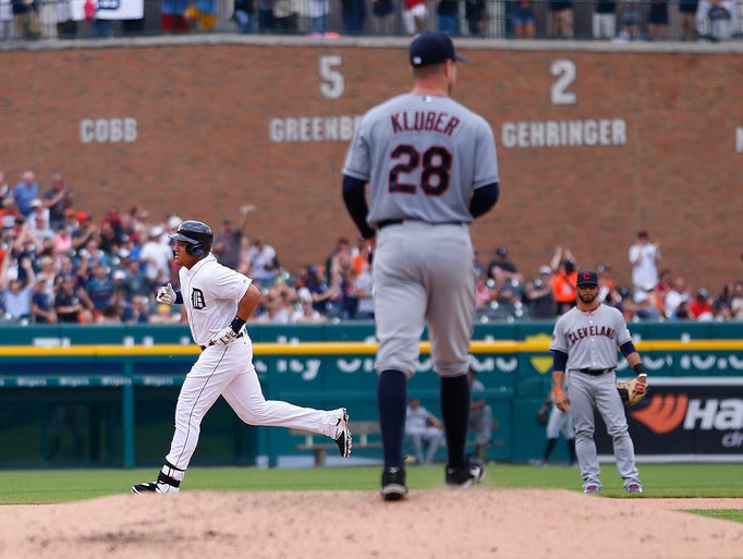 Tigers storm past Indians, 8-1, on a rainy day 635698908822677036-GTY-477132490