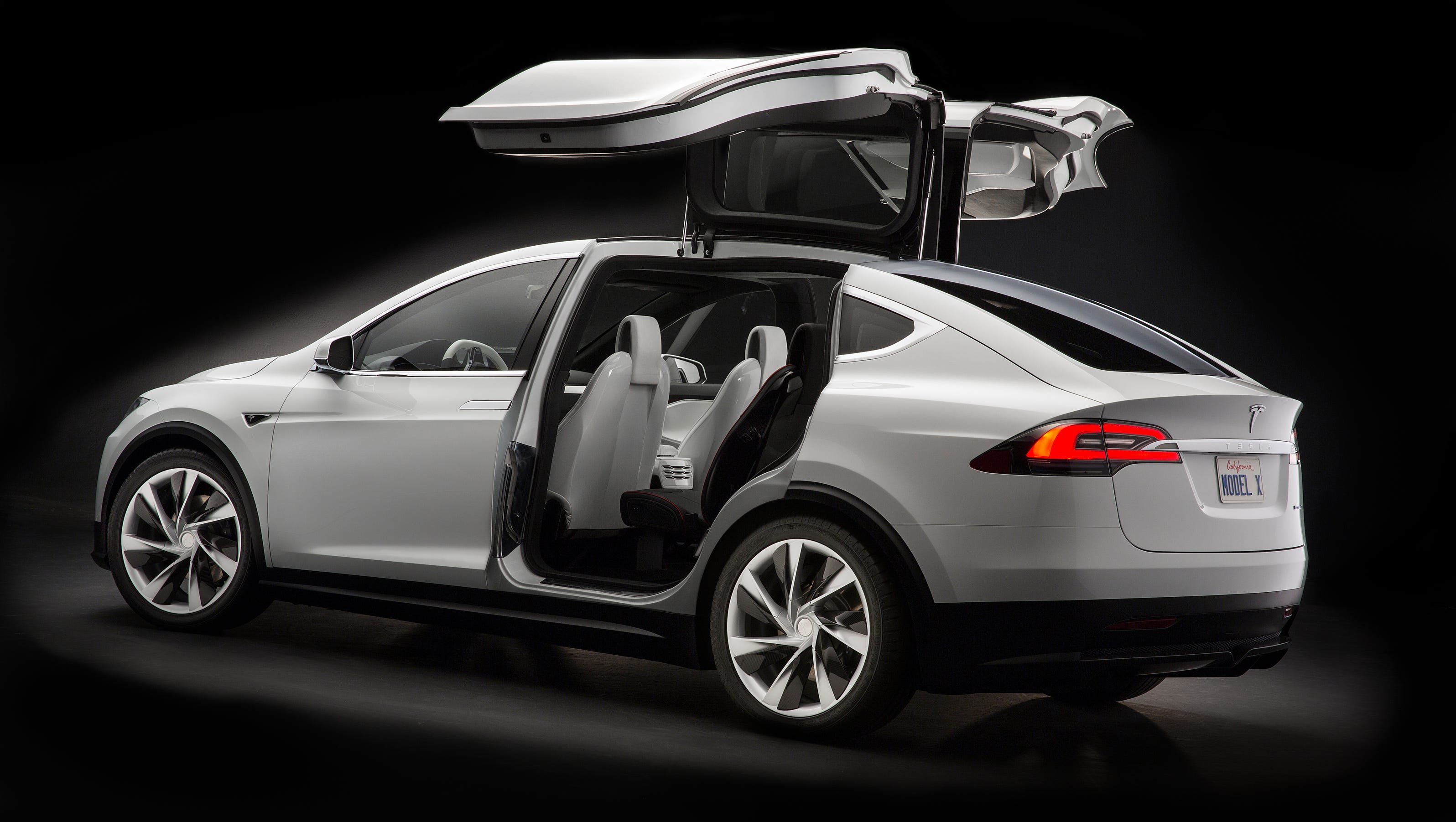 Analyst hints at delay for Tesla's electric SUV3200 x 1800