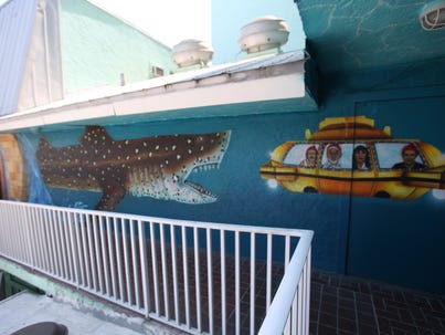 portico-mural