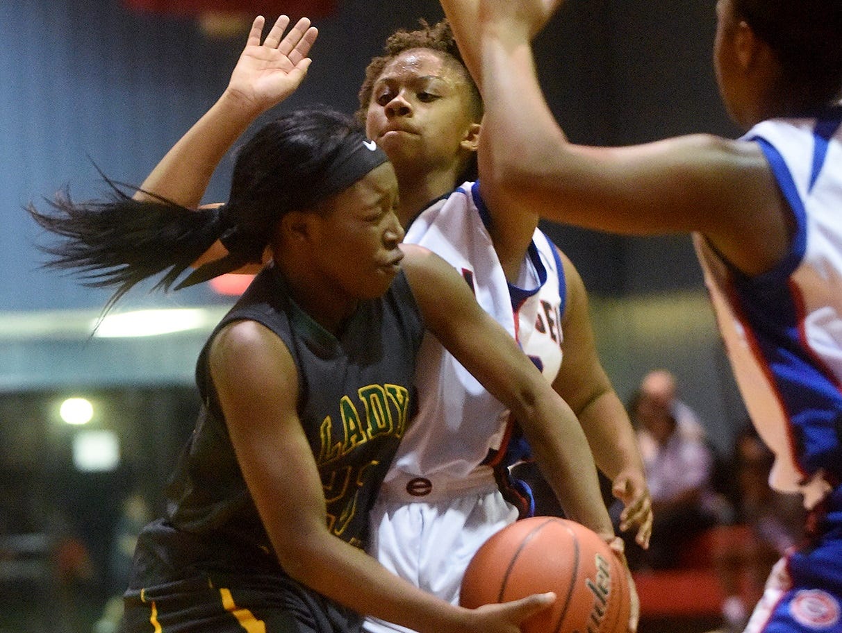 Capt. Shreve’s Aaliyah Stevenson drives to the basket during a game against Evangel at Evangel Christian Academy Tuesday night.