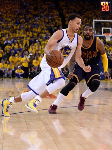 Golden State Warriors guard Stephen Curry (30) drives