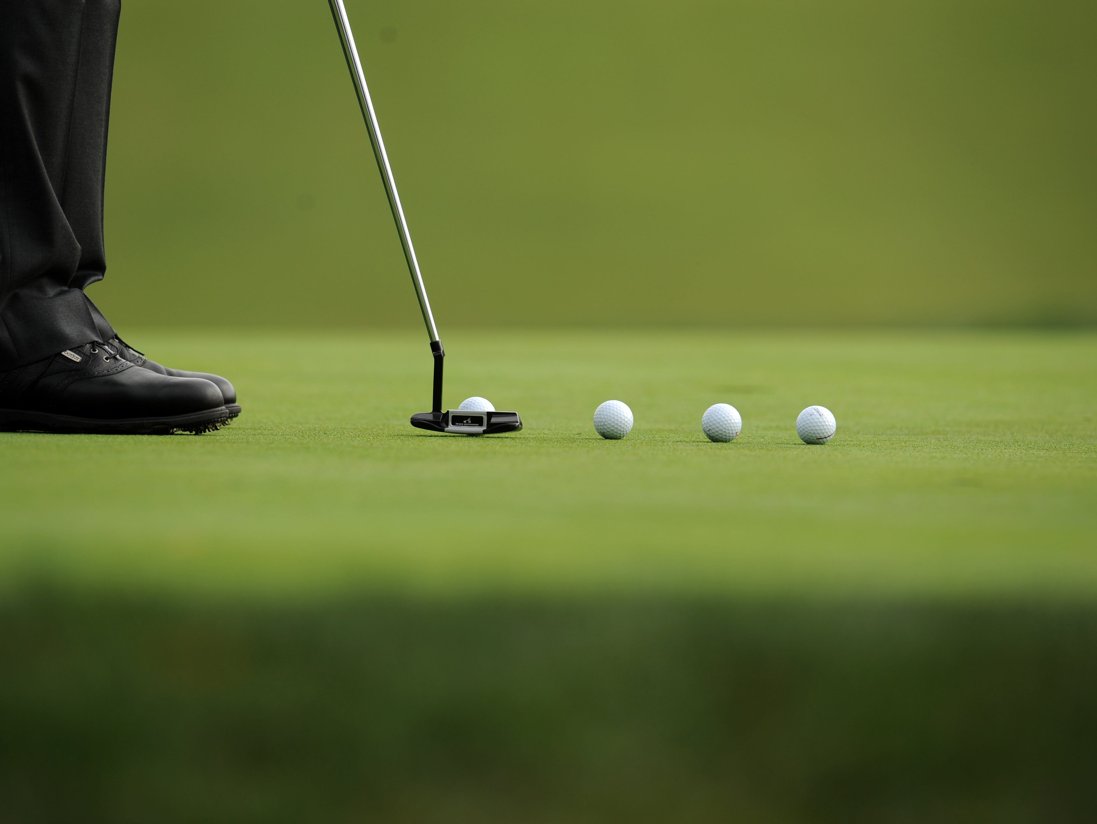 Vijay Singh of Fiji practices putting on the second green during a practice round for the US Open at Torrey Pines Golf Course in San Diego, California on June 11, 2008. AFP PHOTO / ROBYN BECK (Photo credit should read ROBYN BECK/AFP/Getty Images)